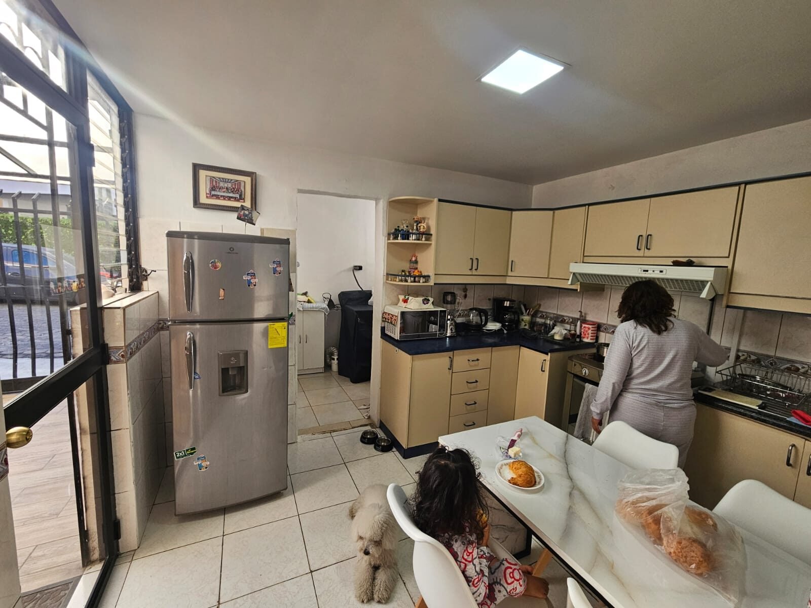 Cocina antes de la remodelación, con muebles antiguos y poca iluminación